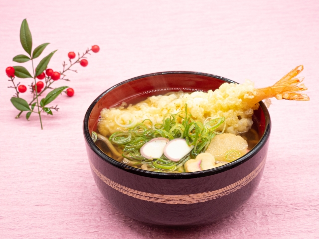 嫁実家で年越し。そばに乗せる海老天を買い、娘「いただきます」嫁母『孫(娘)にだけ立派な海老天を食べさせるなんて…』俺(面倒くさい ...